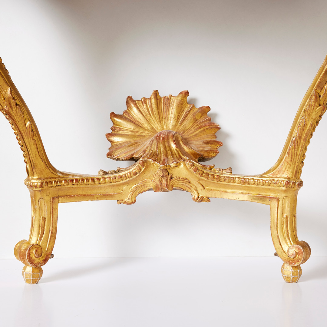 KONSOLBORD, högklassigt stockholmsarbete i tidig rokoko sannolikt från slottsverkstaden, omkring 1750, Jacques Adrien Masreliez art, skulpterad ek, förgyllt med matterat och polerat guld.