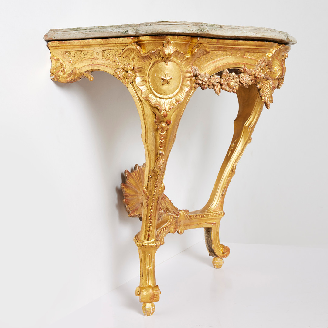KONSOLBORD, högklassigt stockholmsarbete i tidig rokoko sannolikt från slottsverkstaden, omkring 1750, Jacques Adrien Masreliez art, skulpterad ek, förgyllt med matterat och polerat guld.