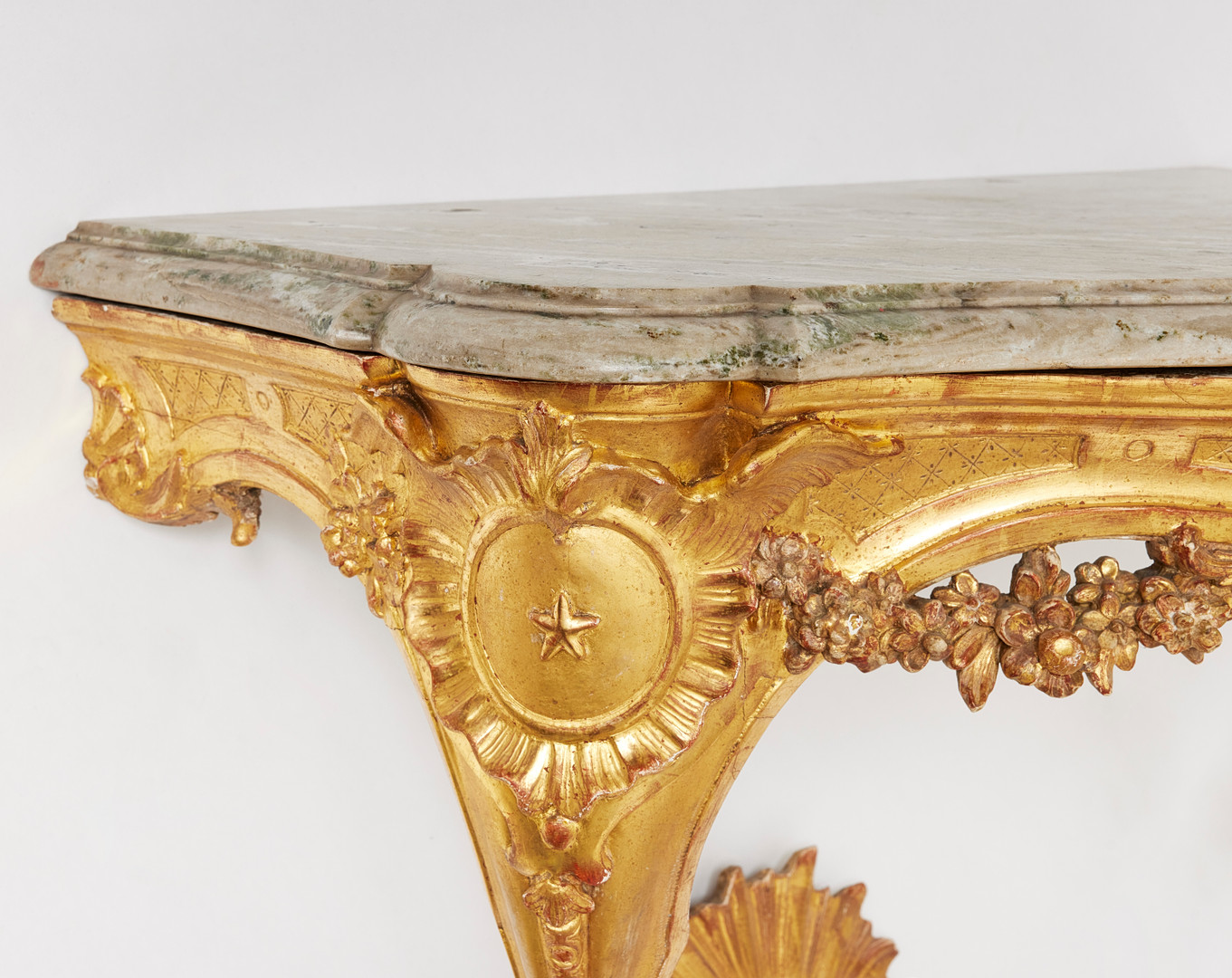 KONSOLBORD, högklassigt stockholmsarbete i tidig rokoko sannolikt från slottsverkstaden, omkring 1750, Jacques Adrien Masreliez art, skulpterad ek, förgyllt med matterat och polerat guld.