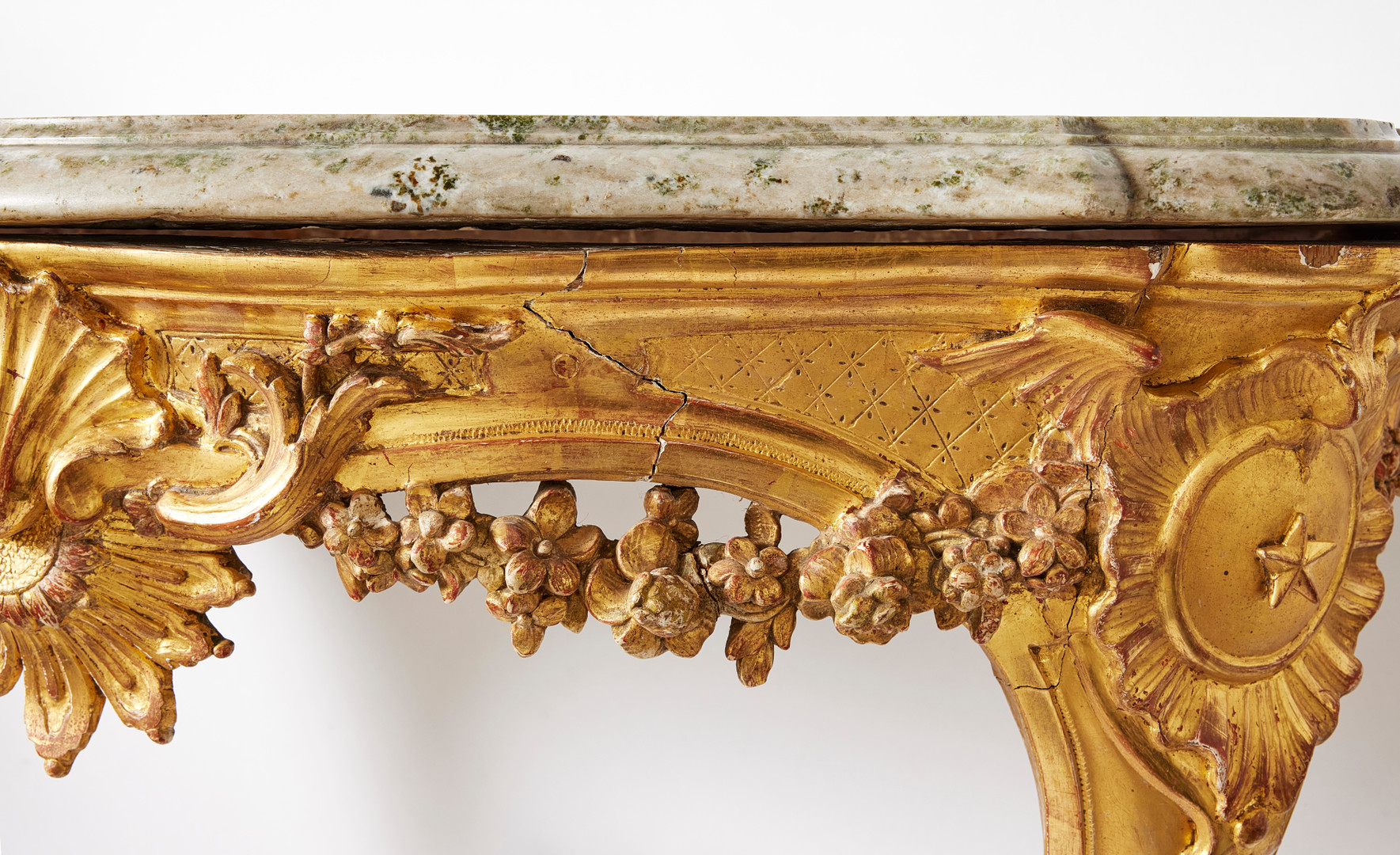 KONSOLBORD, högklassigt stockholmsarbete i tidig rokoko sannolikt från slottsverkstaden, omkring 1750, Jacques Adrien Masreliez art, skulpterad ek, förgyllt med matterat och polerat guld.