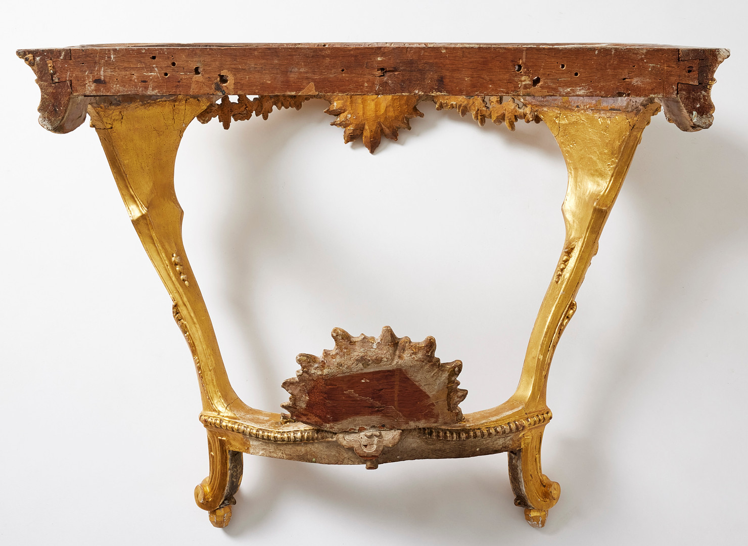 KONSOLBORD, högklassigt stockholmsarbete i tidig rokoko sannolikt från slottsverkstaden, omkring 1750, Jacques Adrien Masreliez art, skulpterad ek, förgyllt med matterat och polerat guld.