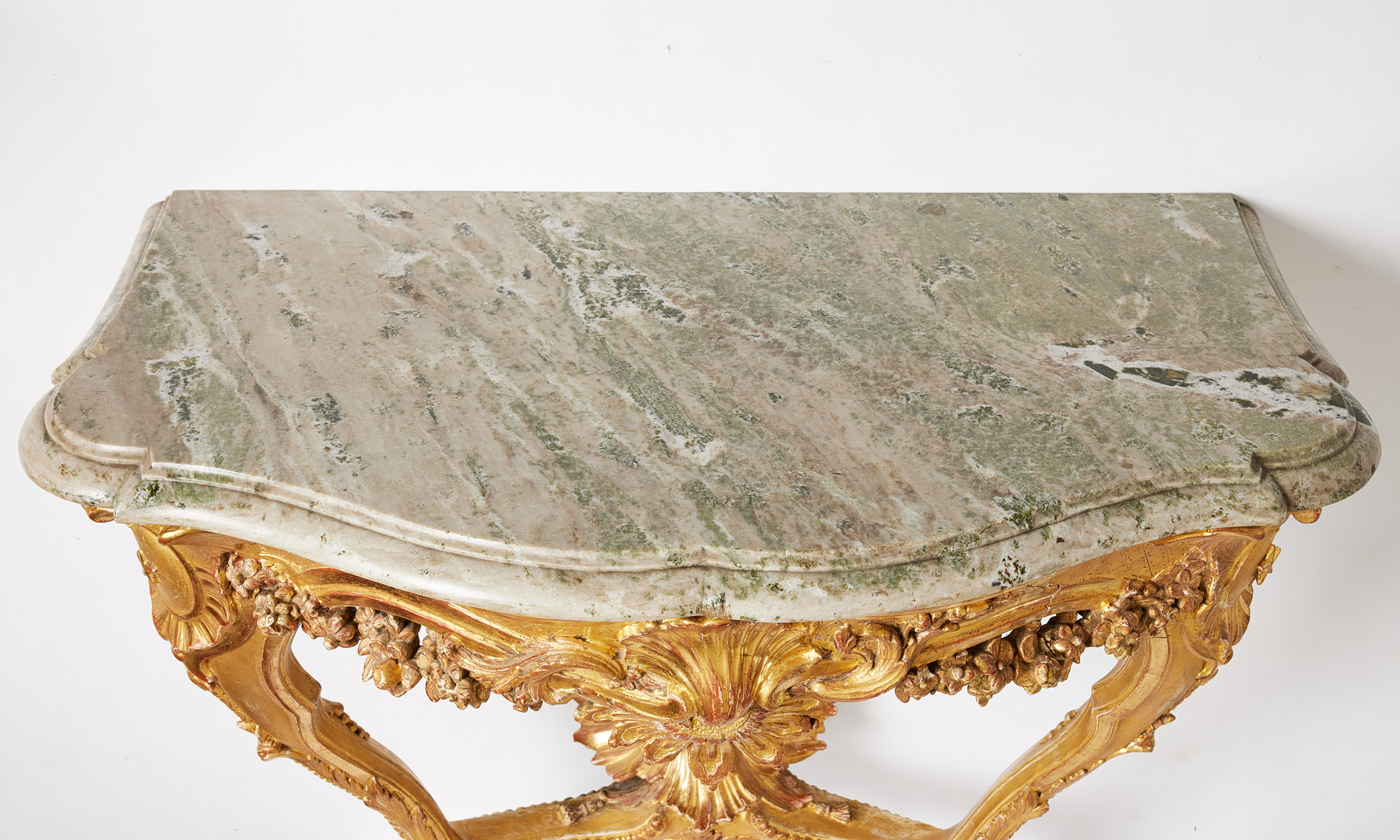 KONSOLBORD, högklassigt stockholmsarbete i tidig rokoko sannolikt från slottsverkstaden, omkring 1750, Jacques Adrien Masreliez art, skulpterad ek, förgyllt med matterat och polerat guld.