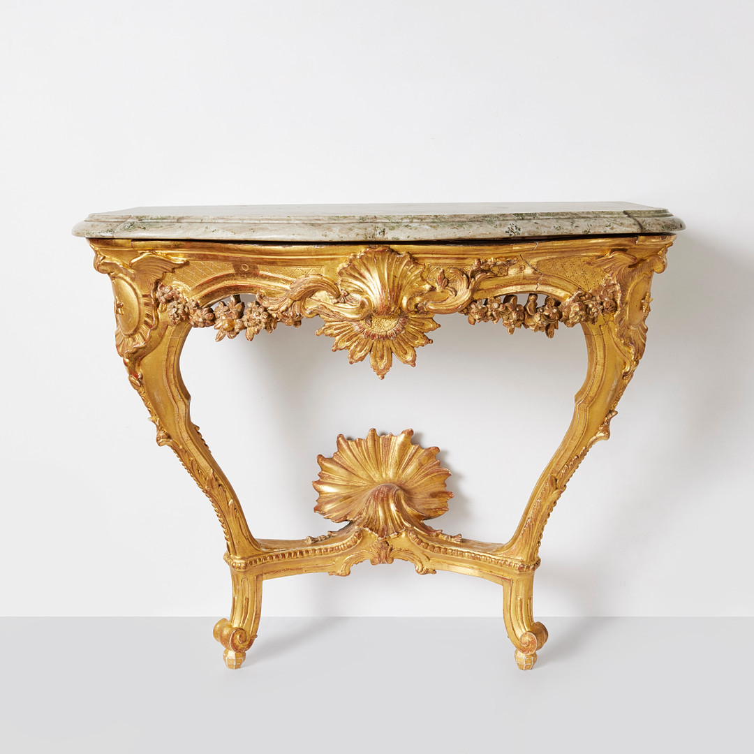 KONSOLBORD, högklassigt stockholmsarbete i tidig rokoko sannolikt från slottsverkstaden, omkring 1750, Jacques Adrien Masreliez art, skulpterad ek, förgyllt med matterat och polerat guld.