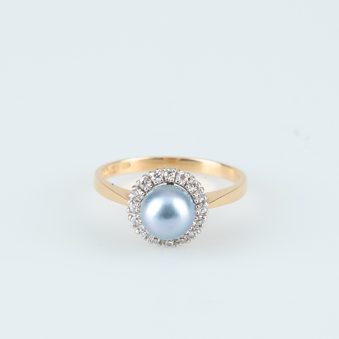 RING, odlad Tahitipärla, åttkantslipade diamanter, 18K guld. Finland 1988.