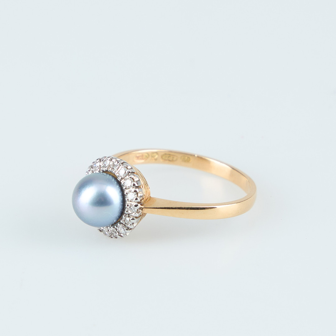 RING, odlad Tahitipärla, åttkantslipade diamanter, 18K guld. Finland 1988.