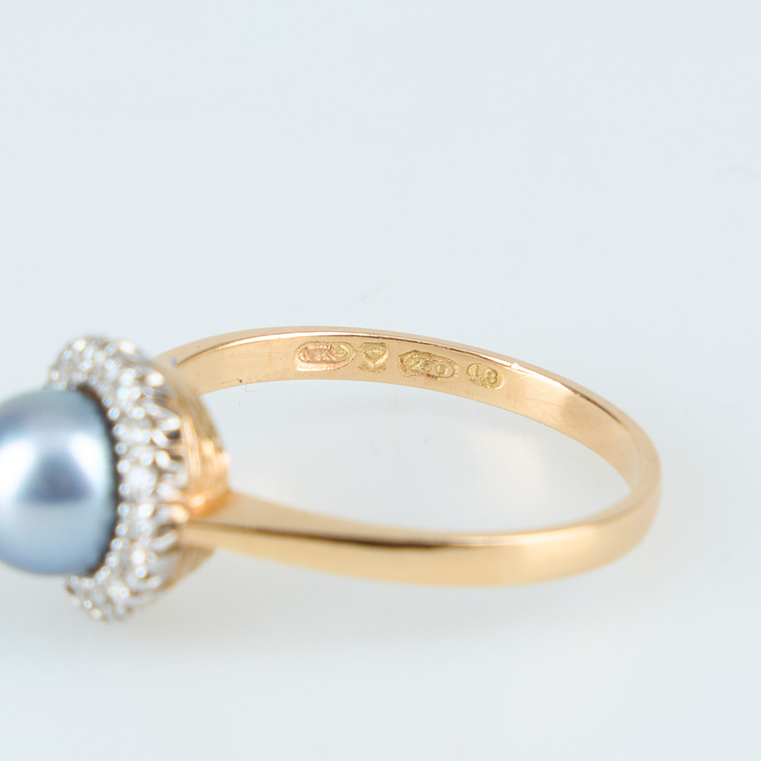 RING, odlad Tahitipärla, åttkantslipade diamanter, 18K guld. Finland 1988.