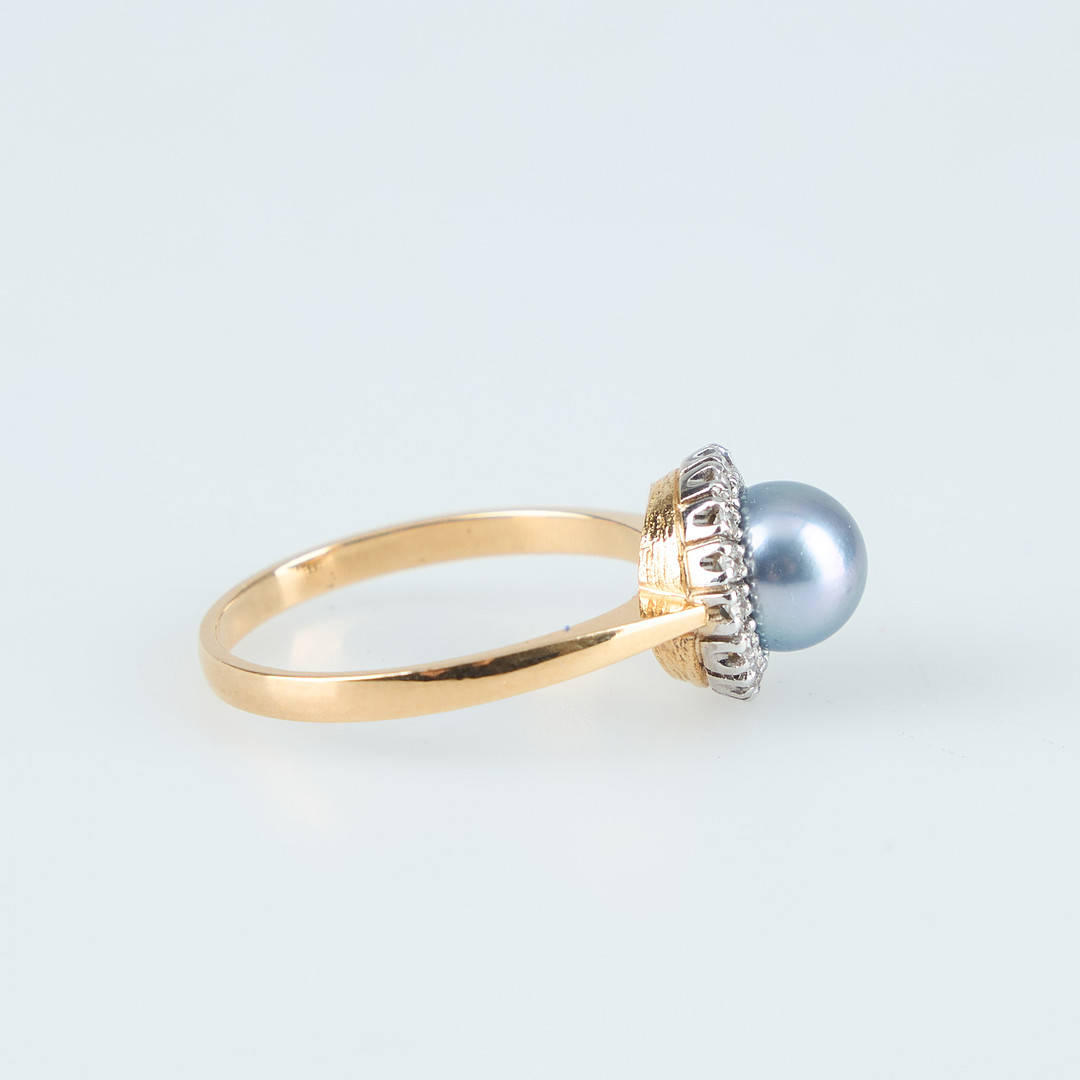 RING, odlad Tahitipärla, åttkantslipade diamanter, 18K guld. Finland 1988.
