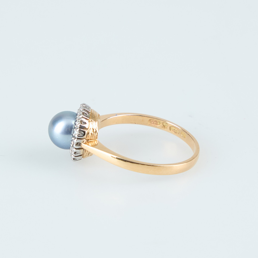 RING, odlad Tahitipärla, åttkantslipade diamanter, 18K guld. Finland 1988.