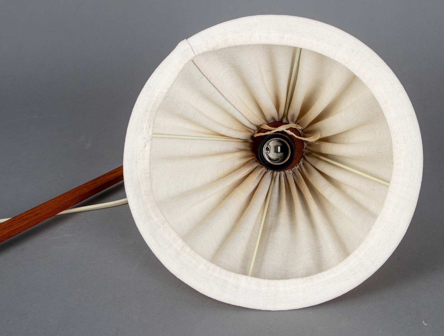 UNO & ÖSTEN KRISTIANSSON. Luxus. Teak Wandlampe mit Schwenkarm, Modell #734. Vittsjö, Schweden, 1960er Jahre.