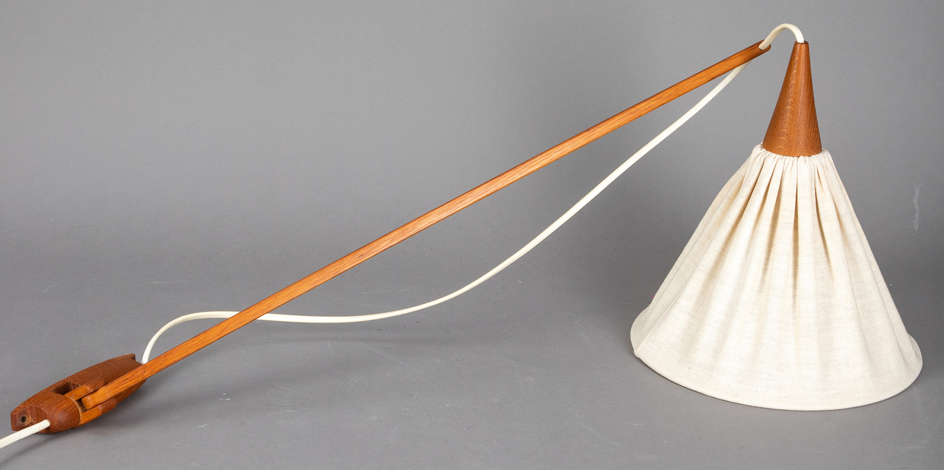 UNO & ÖSTEN KRISTIANSSON. Luxus. Teak Wandlampe mit Schwenkarm, Modell #734. Vittsjö, Schweden, 1960er Jahre.