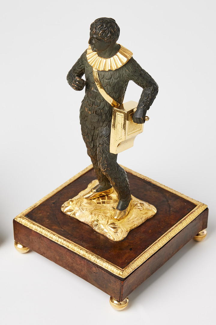 PAPAGENO och MONOSTATOS, ett par, sannolikt Österrike 1800-talets första hälft, matterad och polerad brännförgylld och mörkpatinerad brons.