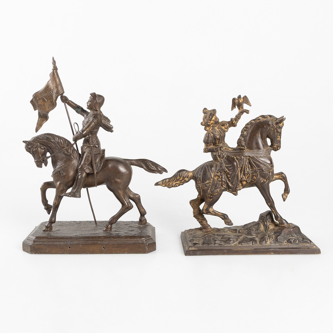 SKULPTURER, 2 st, figur till häst samt Jeanne D'Arc till häst, otydlig signatur.