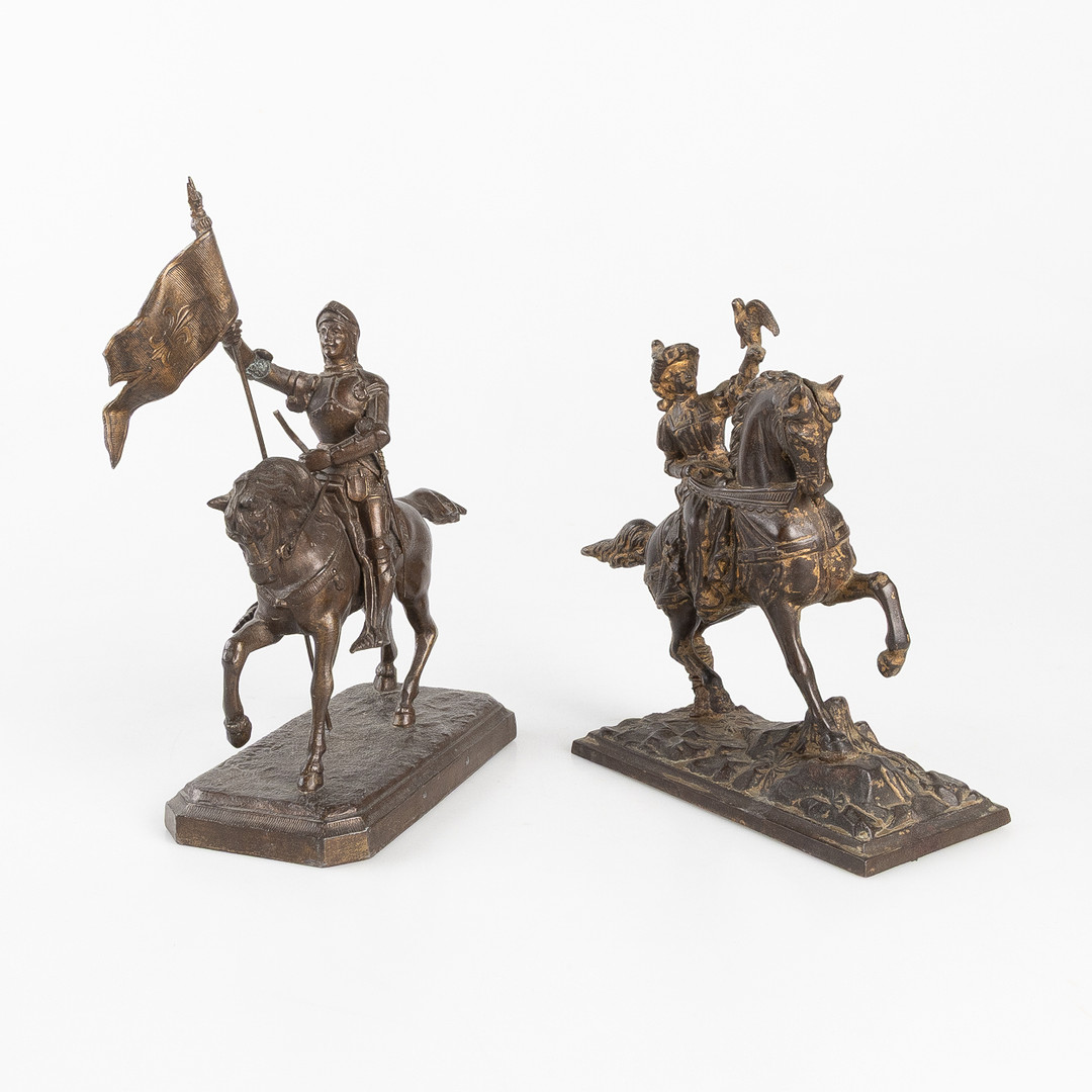 SKULPTURER, 2 st, figur till häst samt Jeanne D'Arc till häst, otydlig signatur.