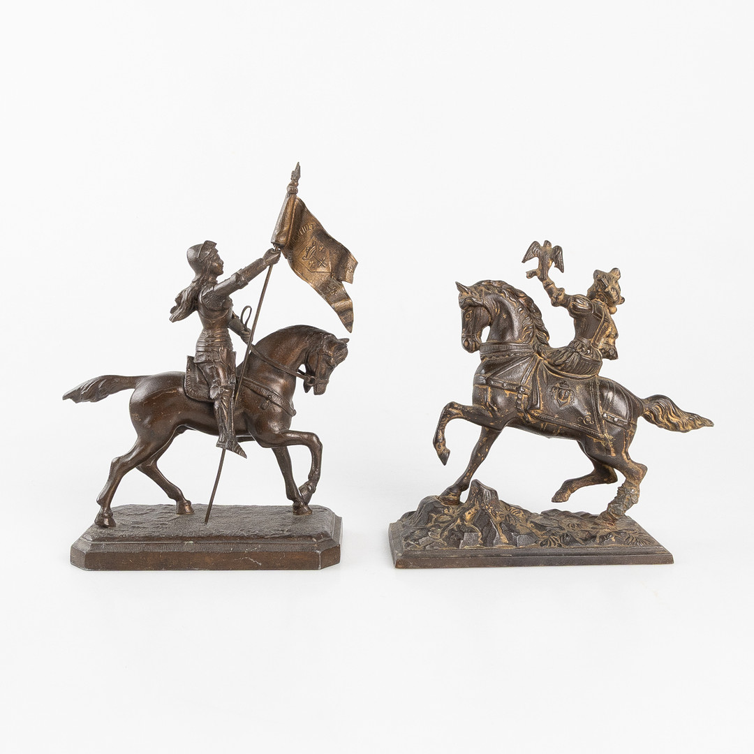 SKULPTURER, 2 st, figur till häst samt Jeanne D'Arc till häst, otydlig signatur.