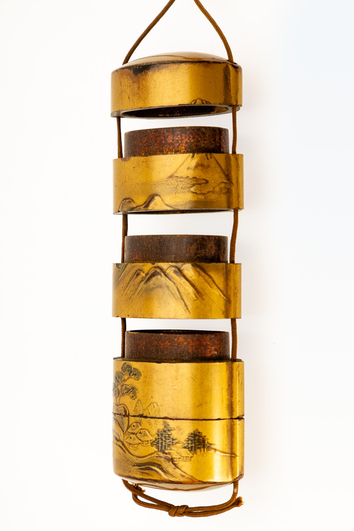 Siegelkörbchen Inrō mit einem Netsuke, Japan, späte Edo-Periode, 19. Jahrhundert.