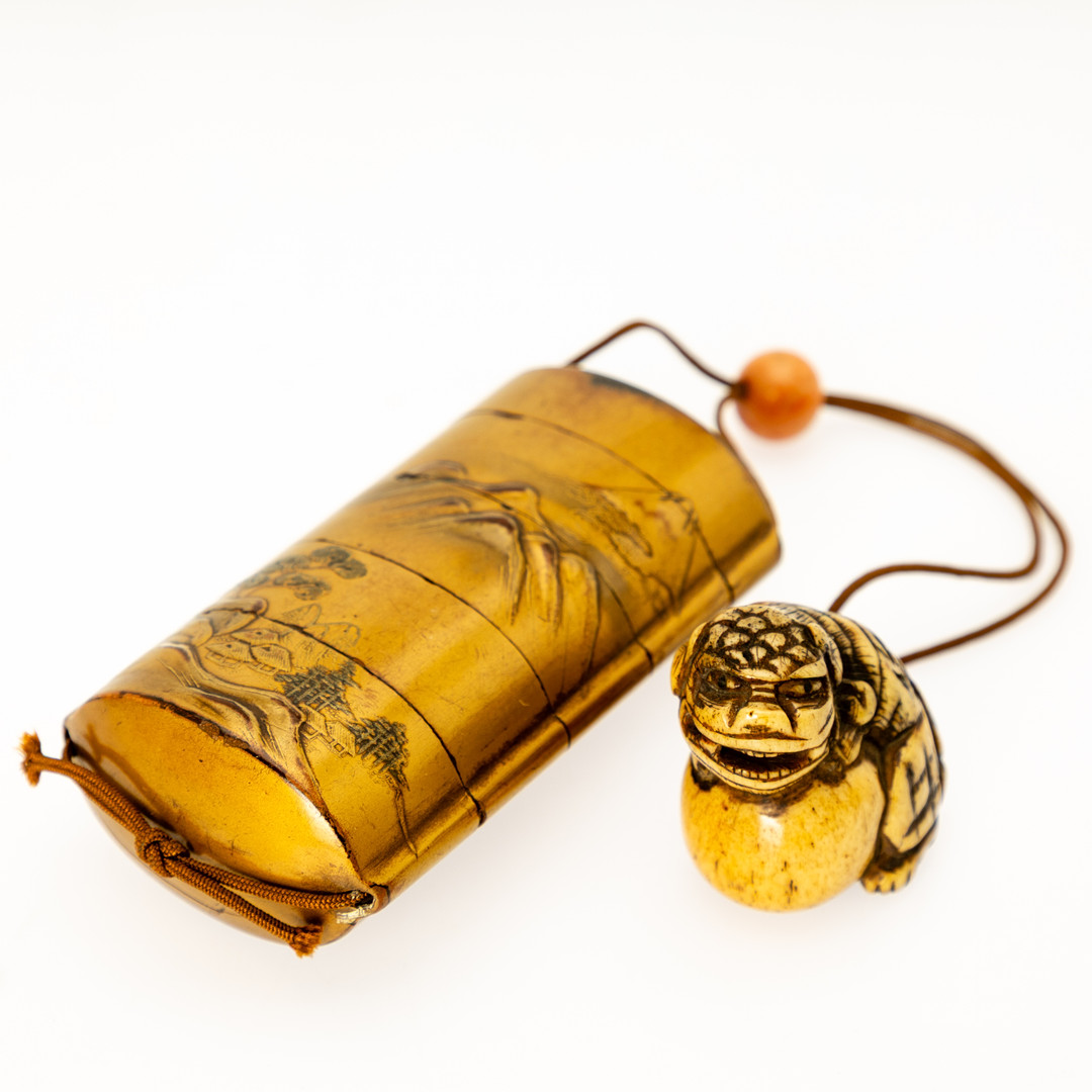 Siegelkörbchen Inrō mit einem Netsuke, Japan, späte Edo-Periode, 19. Jahrhundert.