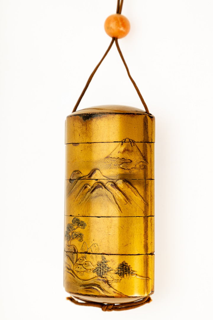 Siegelkörbchen Inrō mit einem Netsuke, Japan, späte Edo-Periode, 19. Jahrhundert.