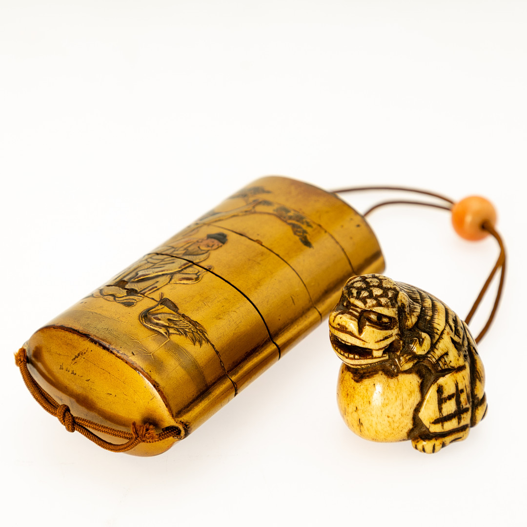 Siegelkörbchen Inrō mit einem Netsuke, Japan, späte Edo-Periode, 19. Jahrhundert.