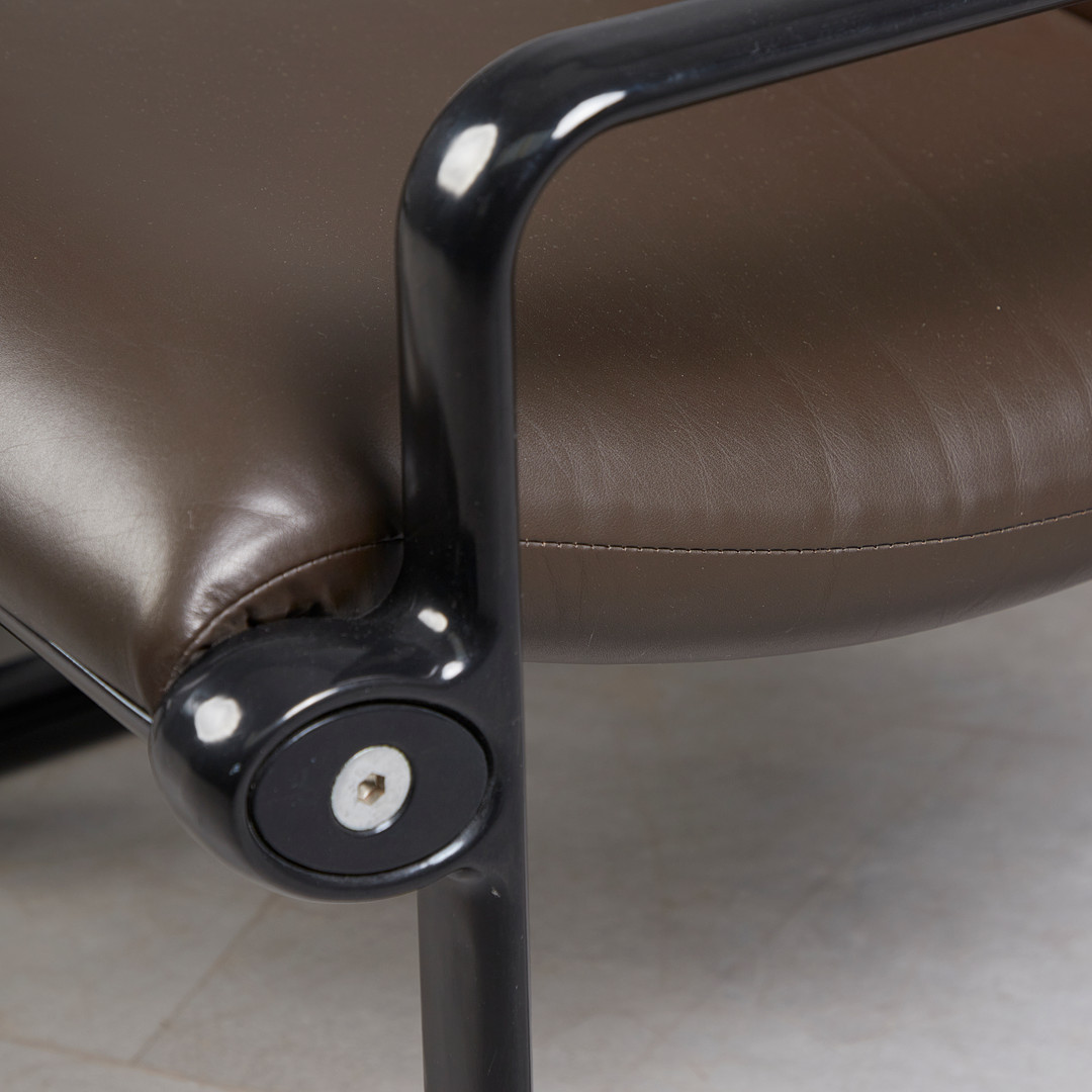BRUCE HANNAH & ANDREW MORRISON. für Knoll, zwei Armlehnsessel / Lounge Chairs, Stahl, Leder, 1970er Jahre, USA (2).