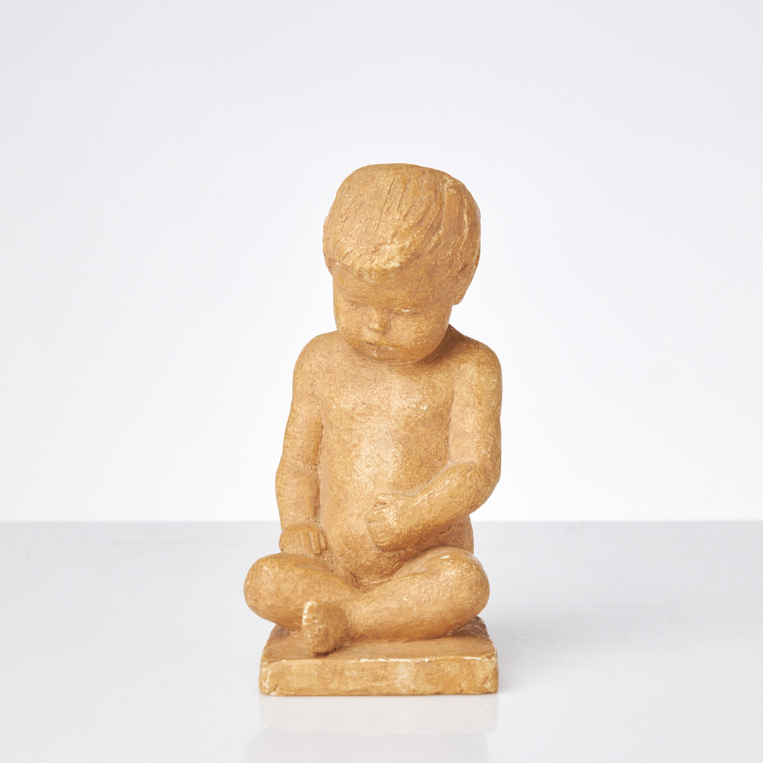 DAVID WRETLING. Skulptur, sittande gosse, målat gips.