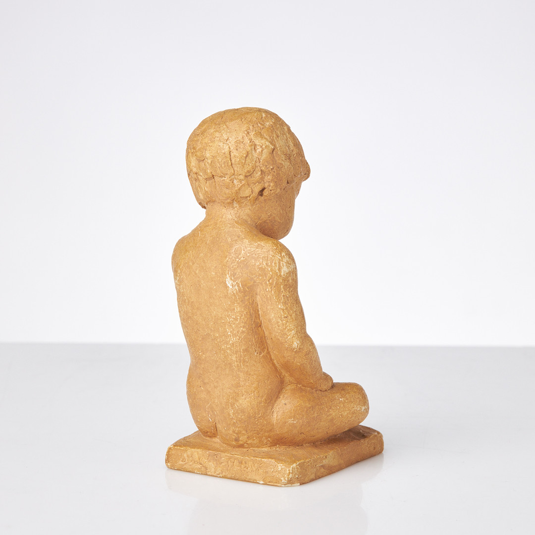 DAVID WRETLING. Skulptur, sittande gosse, målat gips.