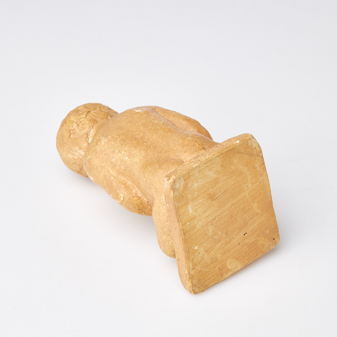 DAVID WRETLING. Skulptur, sittande gosse, målat gips.