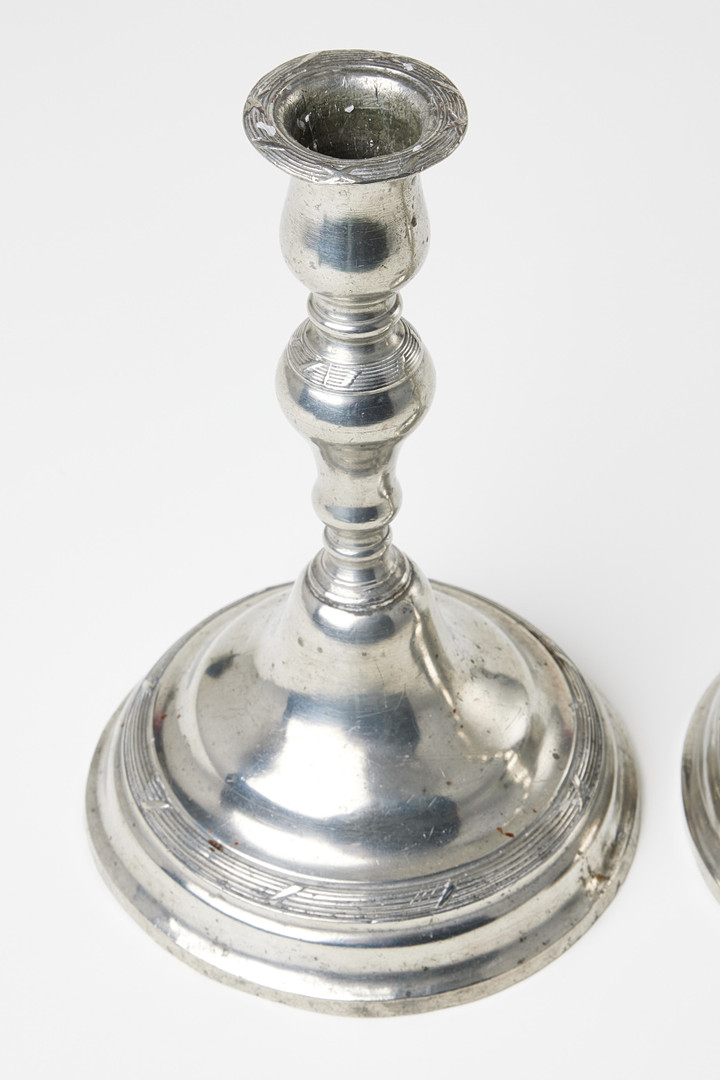 CARL GUSTAF MALMBORG (tenngjutare i Stockholm 1767-1806), ett par ljusstakar, transition, fyrstämplade CGMB, Stockholm 1781.