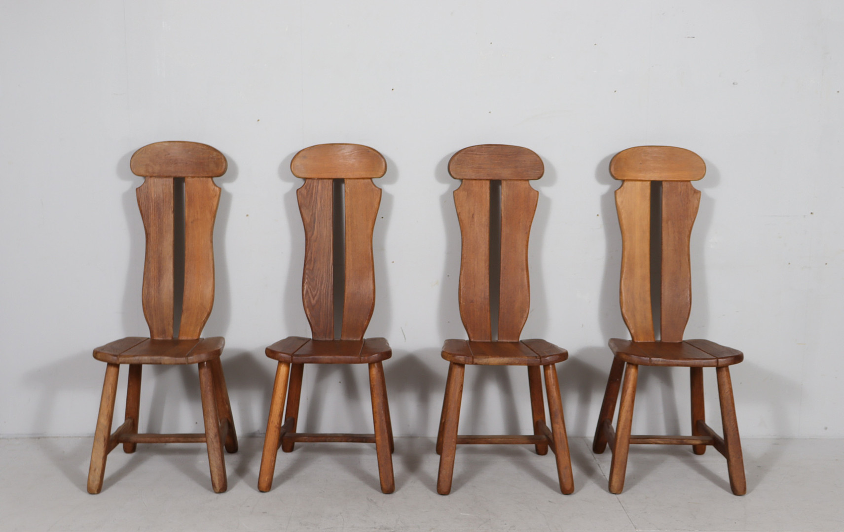 DE PUYDT. 6er Set brutalistische Stühle / Esszimmerstühle, Eiche, Belgien, 1970er Jahre.