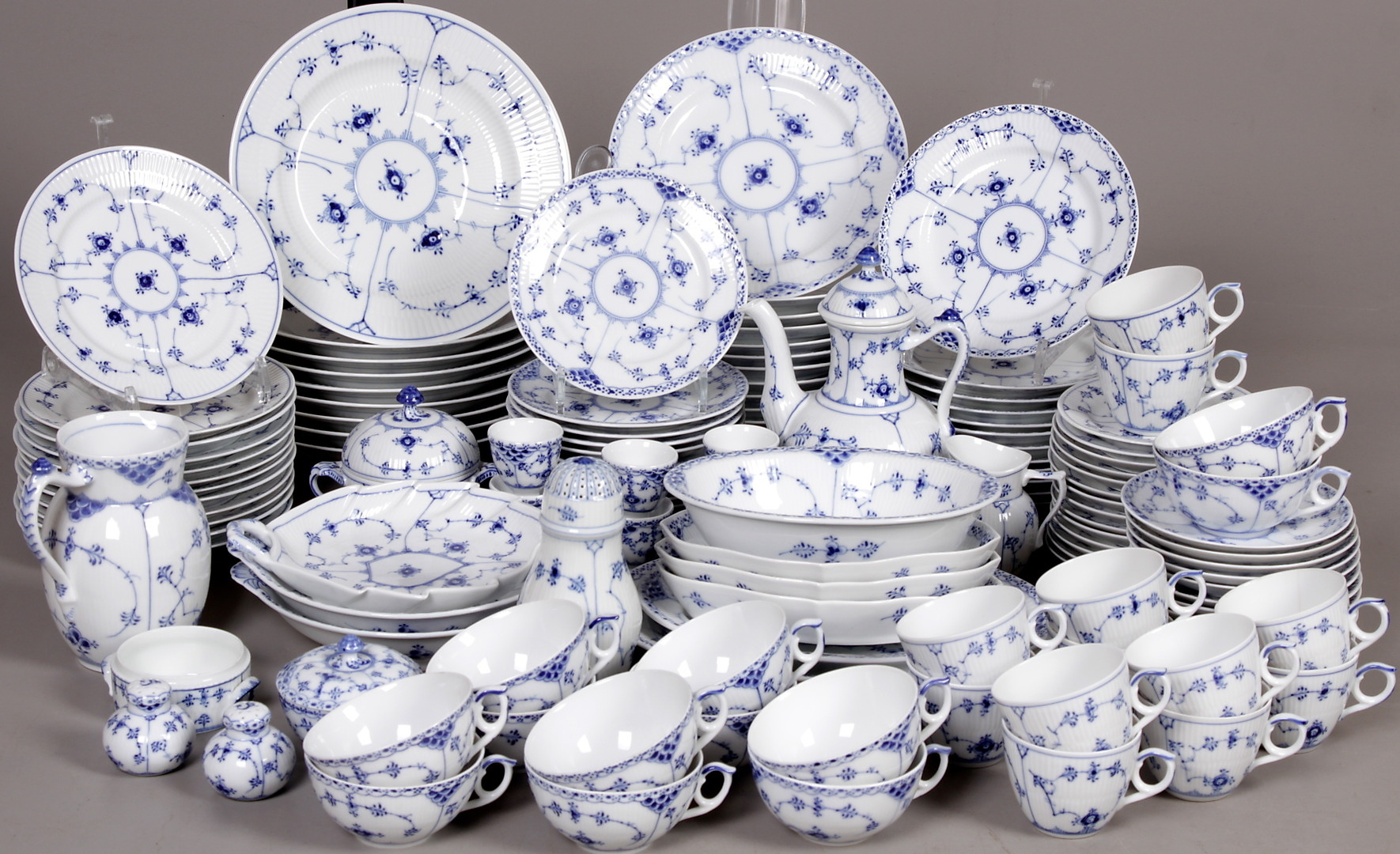 Images for 416054. TABLEWARE PARTS, 131 pieces, porcelain, "Musselmalet",  Royal Copenhagen, second half of the 20th century. - Auctionet