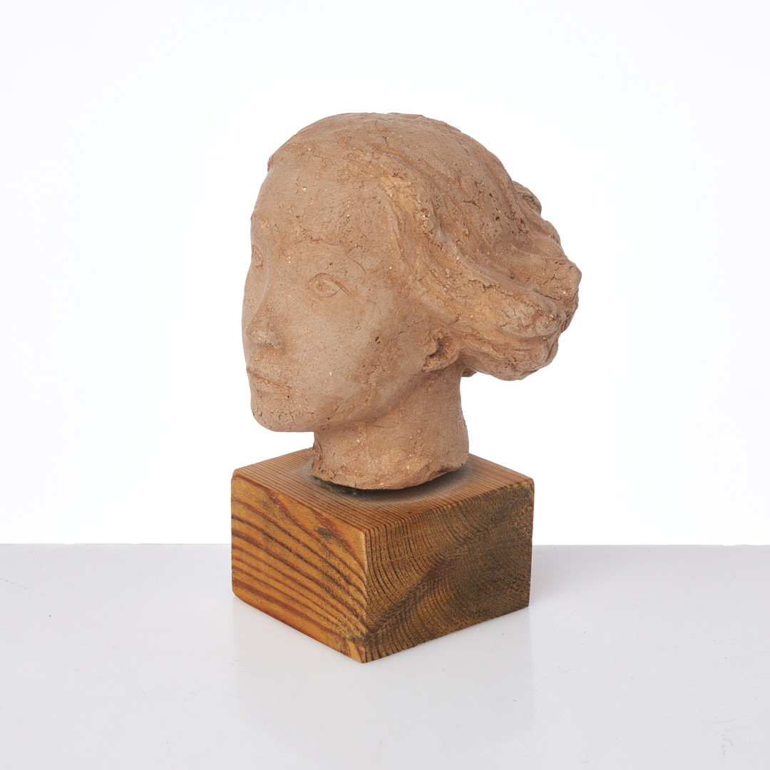 CARL-OSCAR AVÉN. Skulptur, flicka, terracotta, signerad, monterad på sockel i trä.