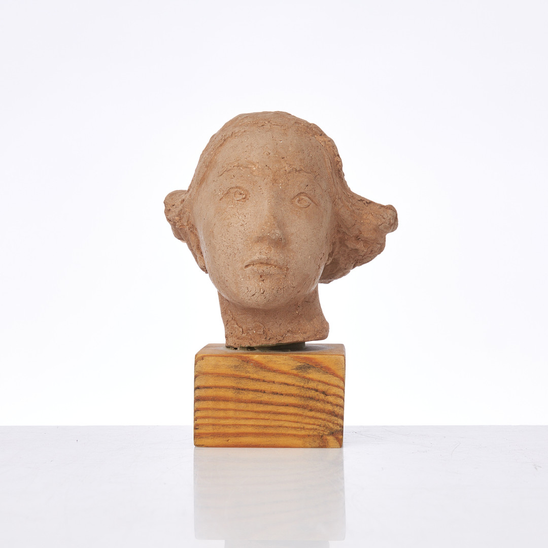 CARL-OSCAR AVÉN. Skulptur, flicka, terracotta, signerad, monterad på sockel i trä.
