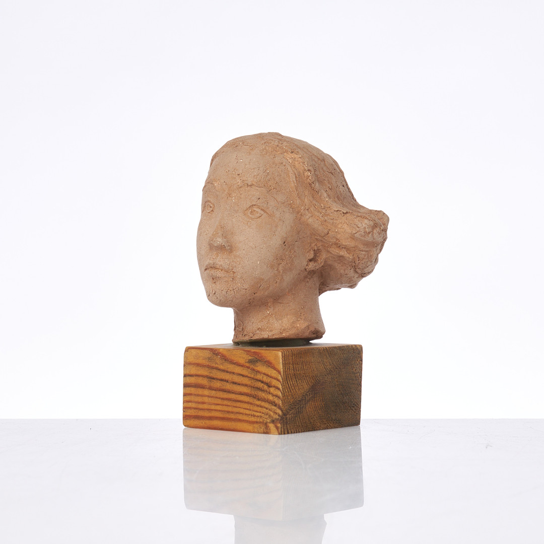 CARL-OSCAR AVÉN. Skulptur, flicka, terracotta, signerad, monterad på sockel i trä.