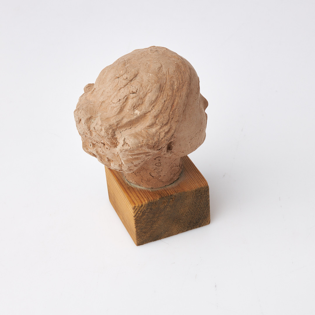 CARL-OSCAR AVÉN. Skulptur, flicka, terracotta, signerad, monterad på sockel i trä.