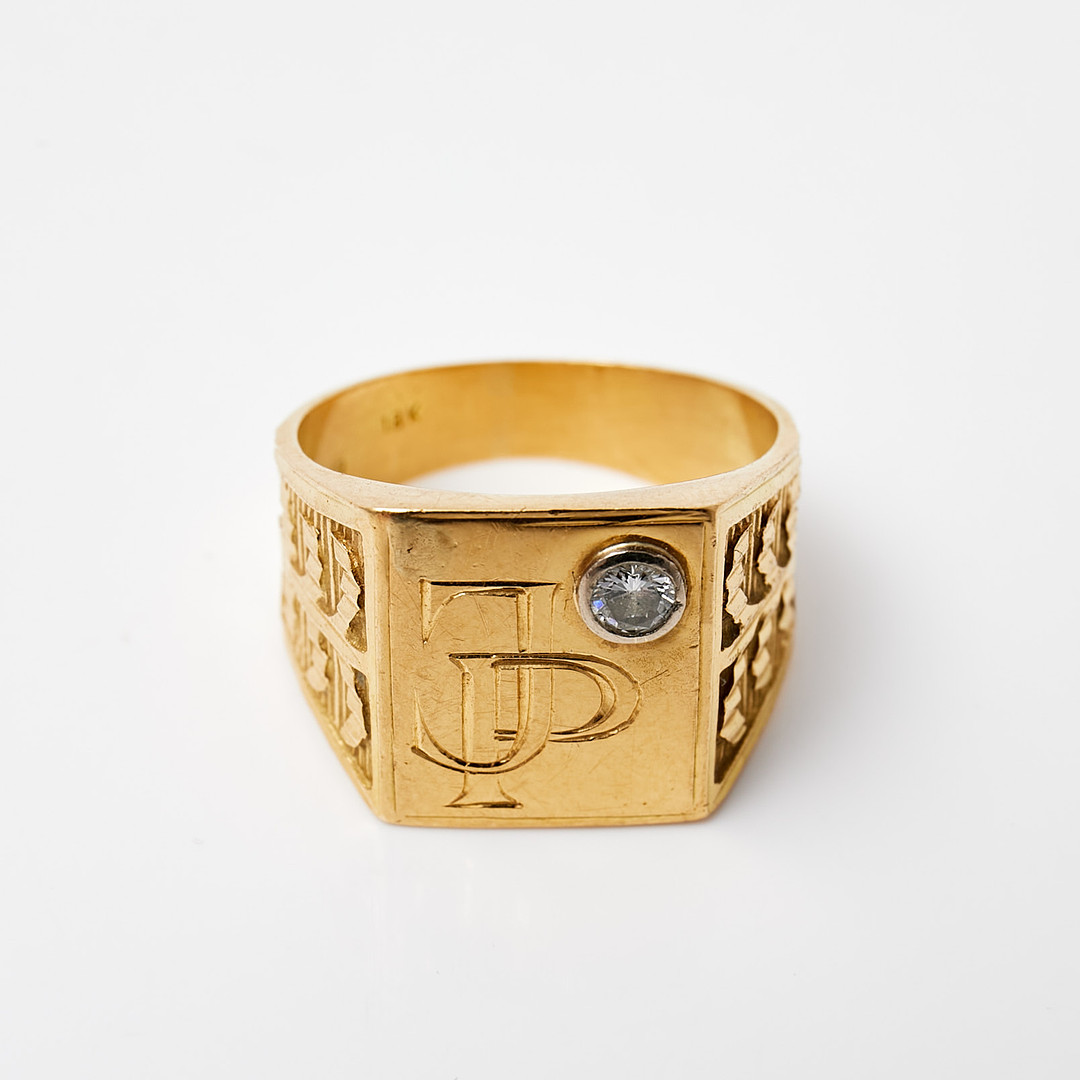 RING, s.k klackring, 18 k guld med briljantlsipad diamant ca 0.1 ct, graverad dekor, monogramgravyr.