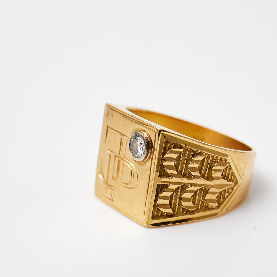 RING, s.k klackring, 18 k guld med briljantlsipad diamant ca 0.1 ct, graverad dekor, monogramgravyr.