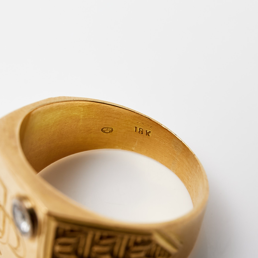RING, s.k klackring, 18 k guld med briljantlsipad diamant ca 0.1 ct, graverad dekor, monogramgravyr.