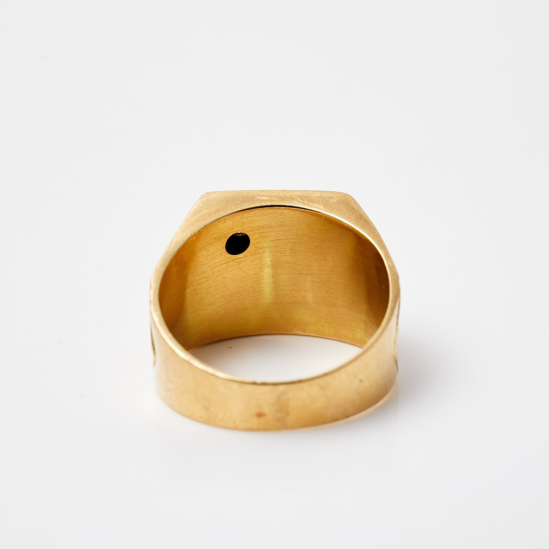 RING, s.k klackring, 18 k guld med briljantlsipad diamant ca 0.1 ct, graverad dekor, monogramgravyr.