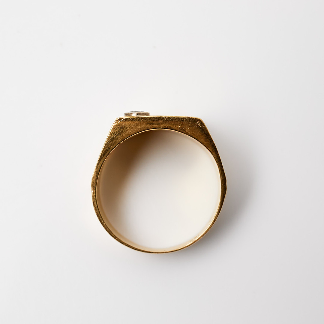 RING, s.k klackring, 18 k guld med briljantlsipad diamant ca 0.1 ct, graverad dekor, monogramgravyr.