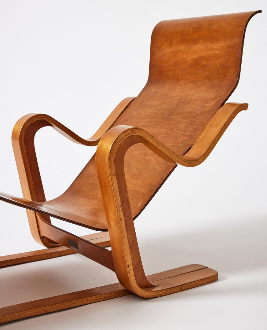 MARCEL BREUER. “Isokon Long Chair”, lounge chair, Isokon Furniture Co., England 1930s, designed 1936, laminated birch plywood.