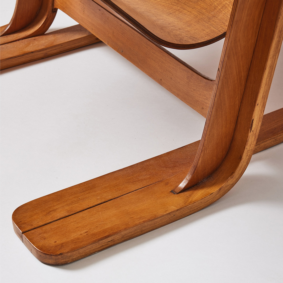 MARCEL BREUER. “Isokon Long Chair”, lounge chair, Isokon Furniture Co., England 1930s, designed 1936, laminated birch plywood.