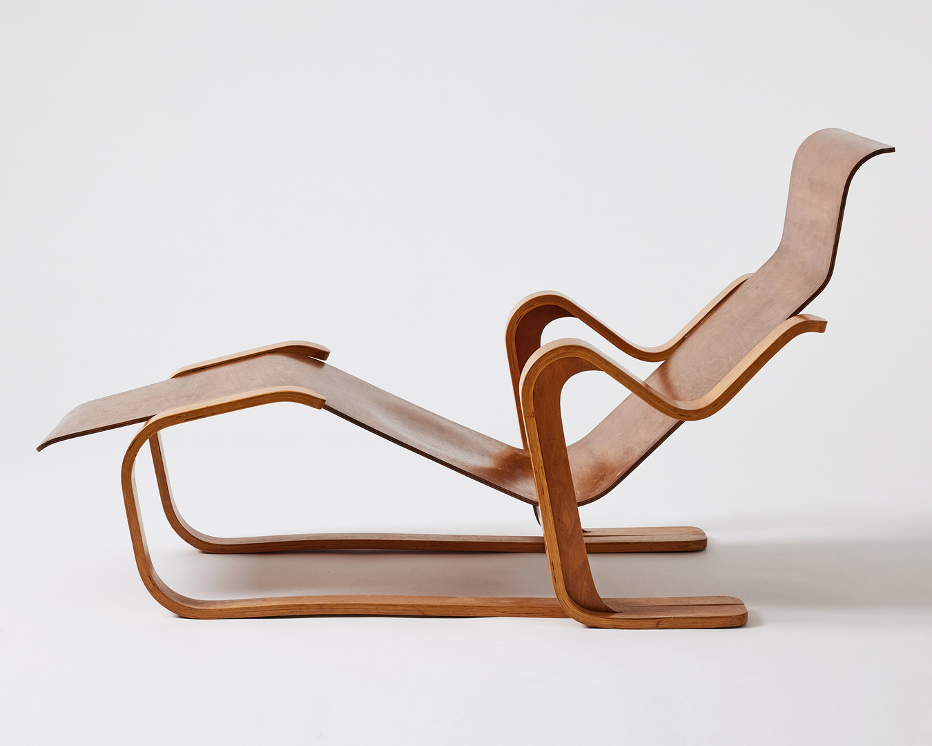 MARCEL BREUER. “Isokon Long Chair”, lounge chair, Isokon Furniture Co., England 1930s, designed 1936, laminated birch plywood.