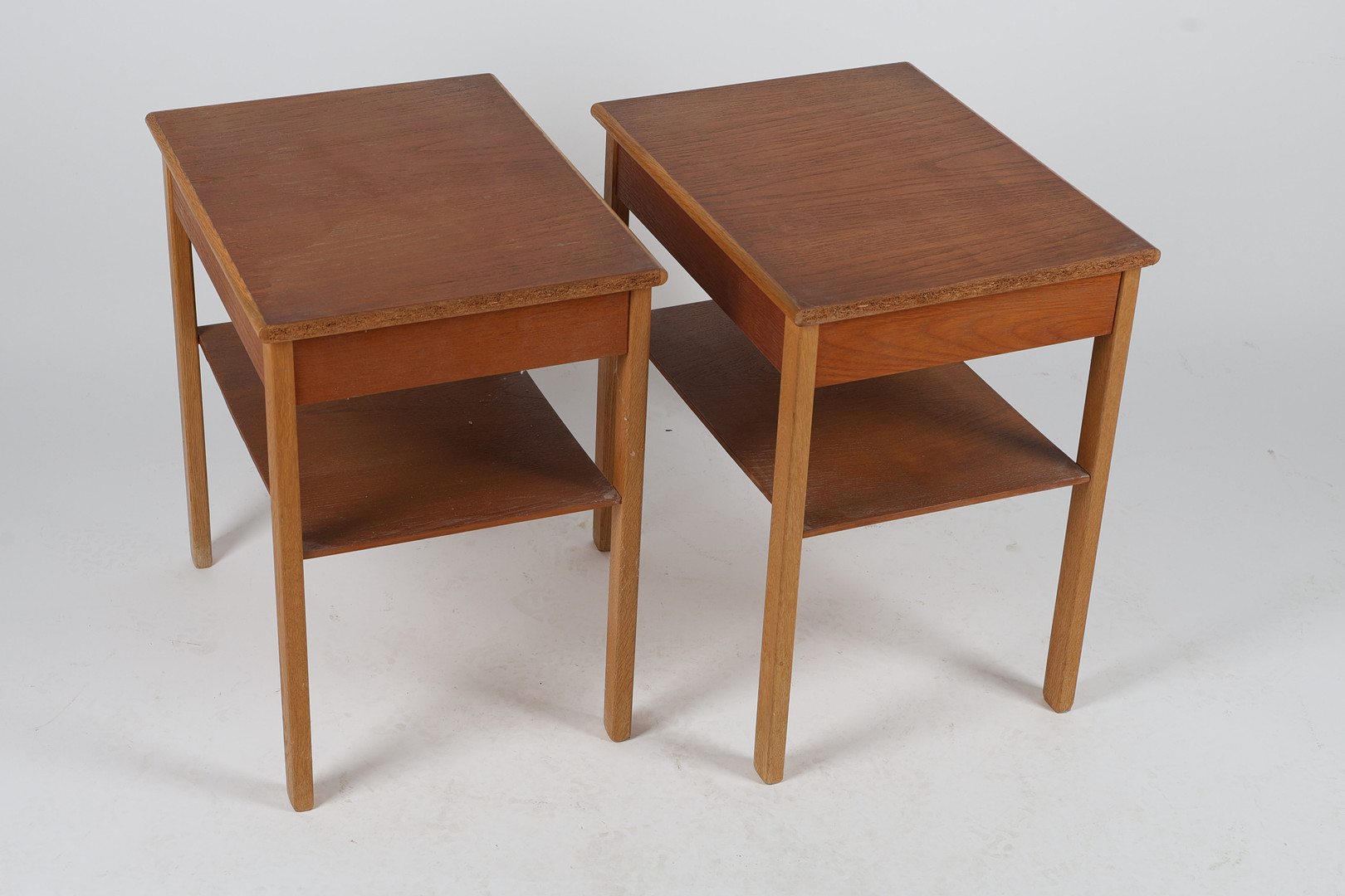 SÄNGBORD/NATTDUKSBORD, 1 par, teak & ek, 1960-tal.