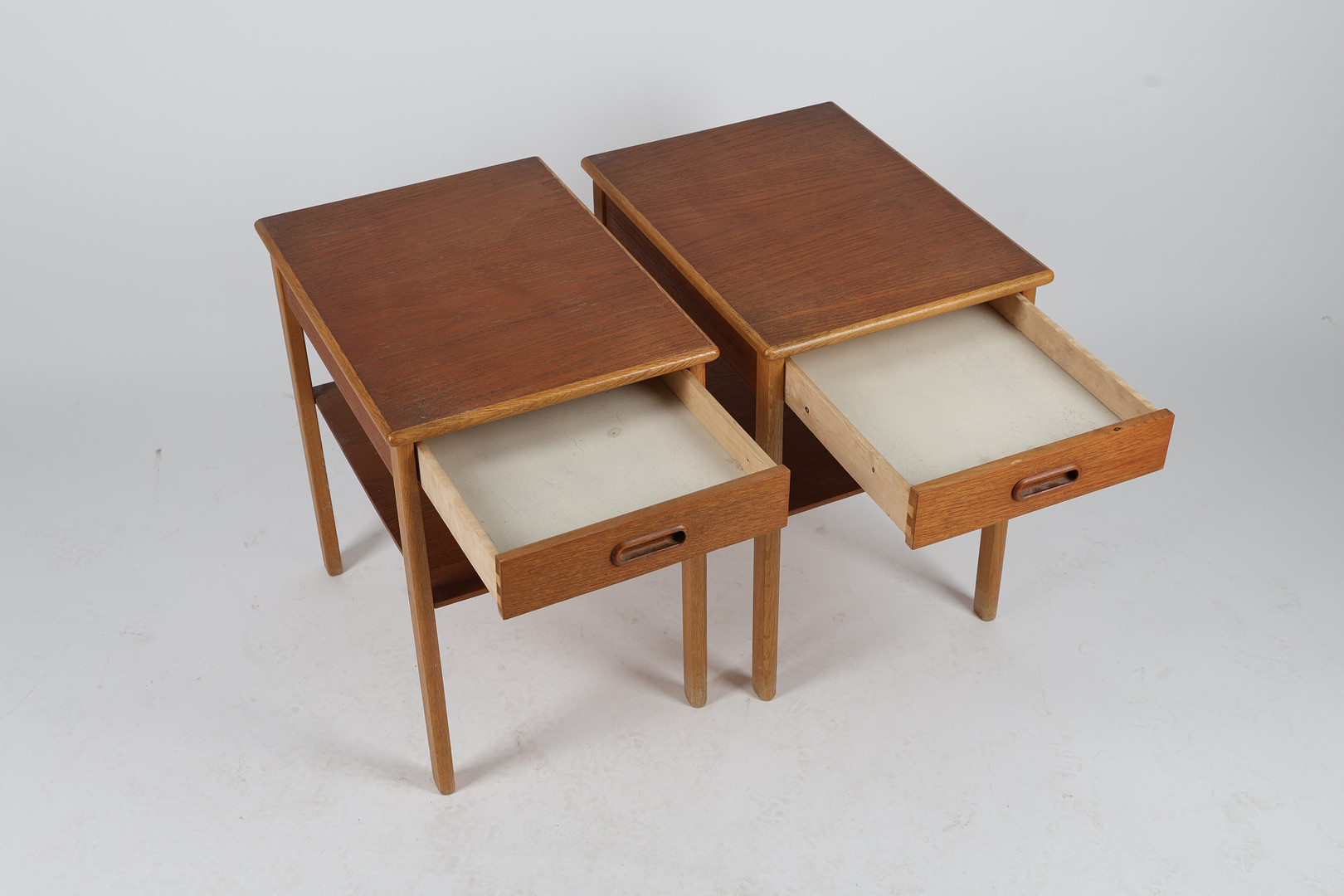 SÄNGBORD/NATTDUKSBORD, 1 par, teak & ek, 1960-tal.