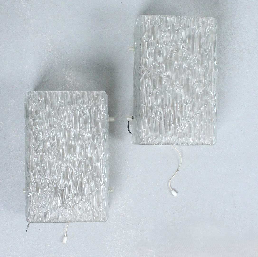 J.T. KALMAR. Paar Wandlampen, Eisglas, Metall für KALMAR FRANKEN KG, 1960er.
