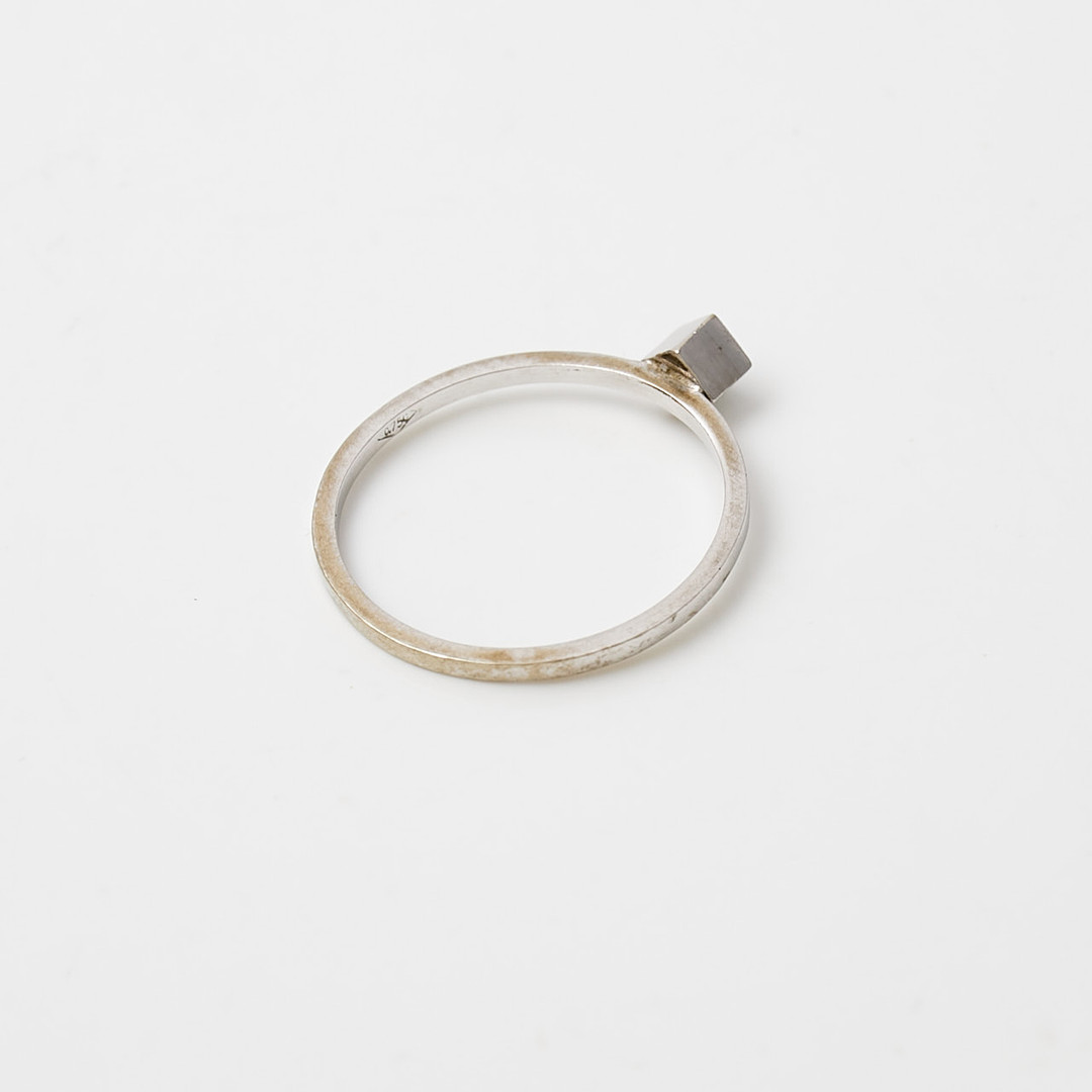 RING, 18 k vitguld med vit ädelsten.