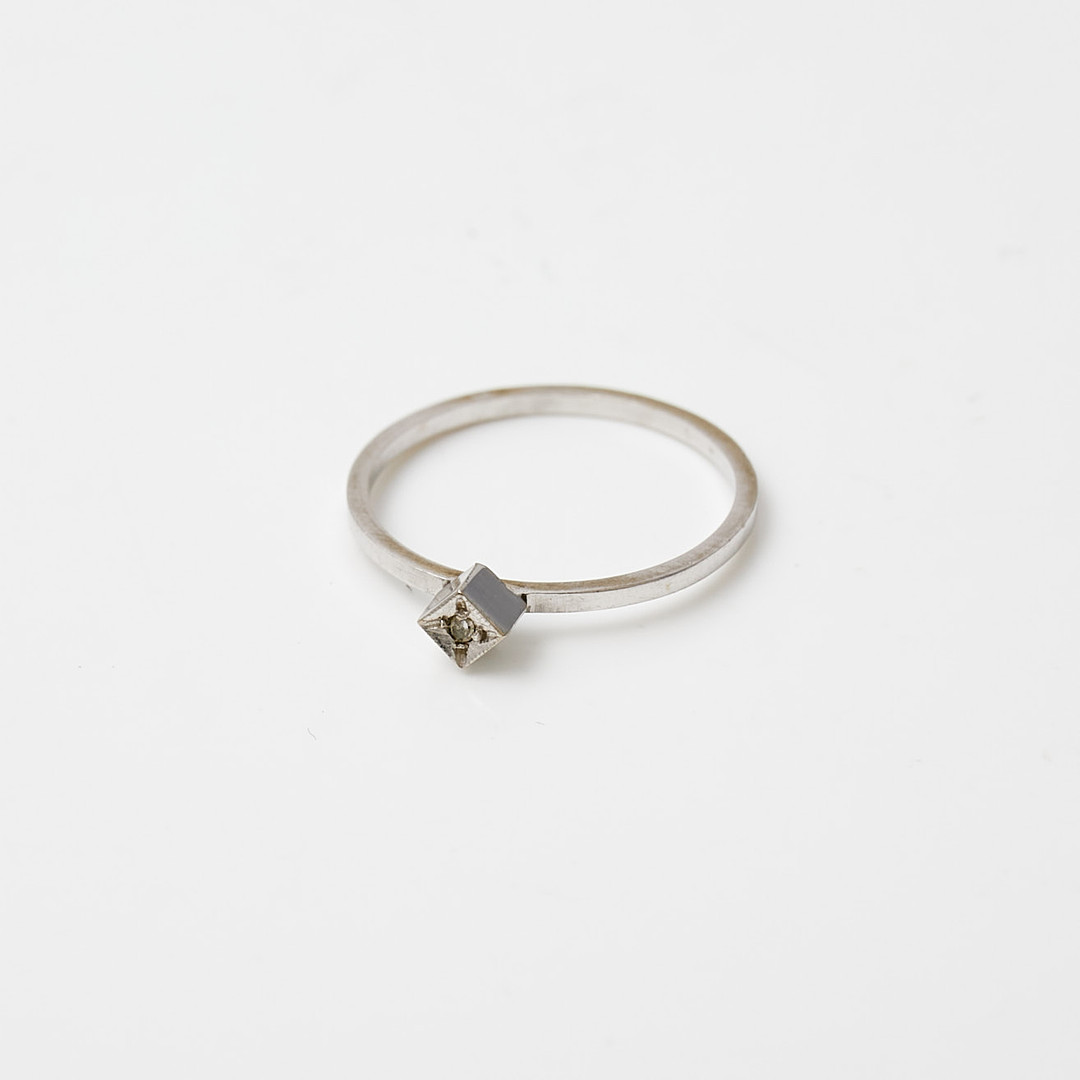 RING, 18 k vitguld med vit ädelsten.