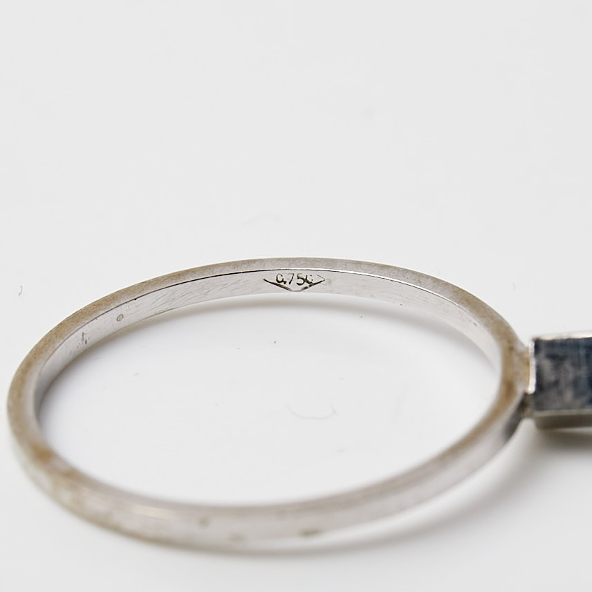 RING, 18 k vitguld med vit ädelsten.