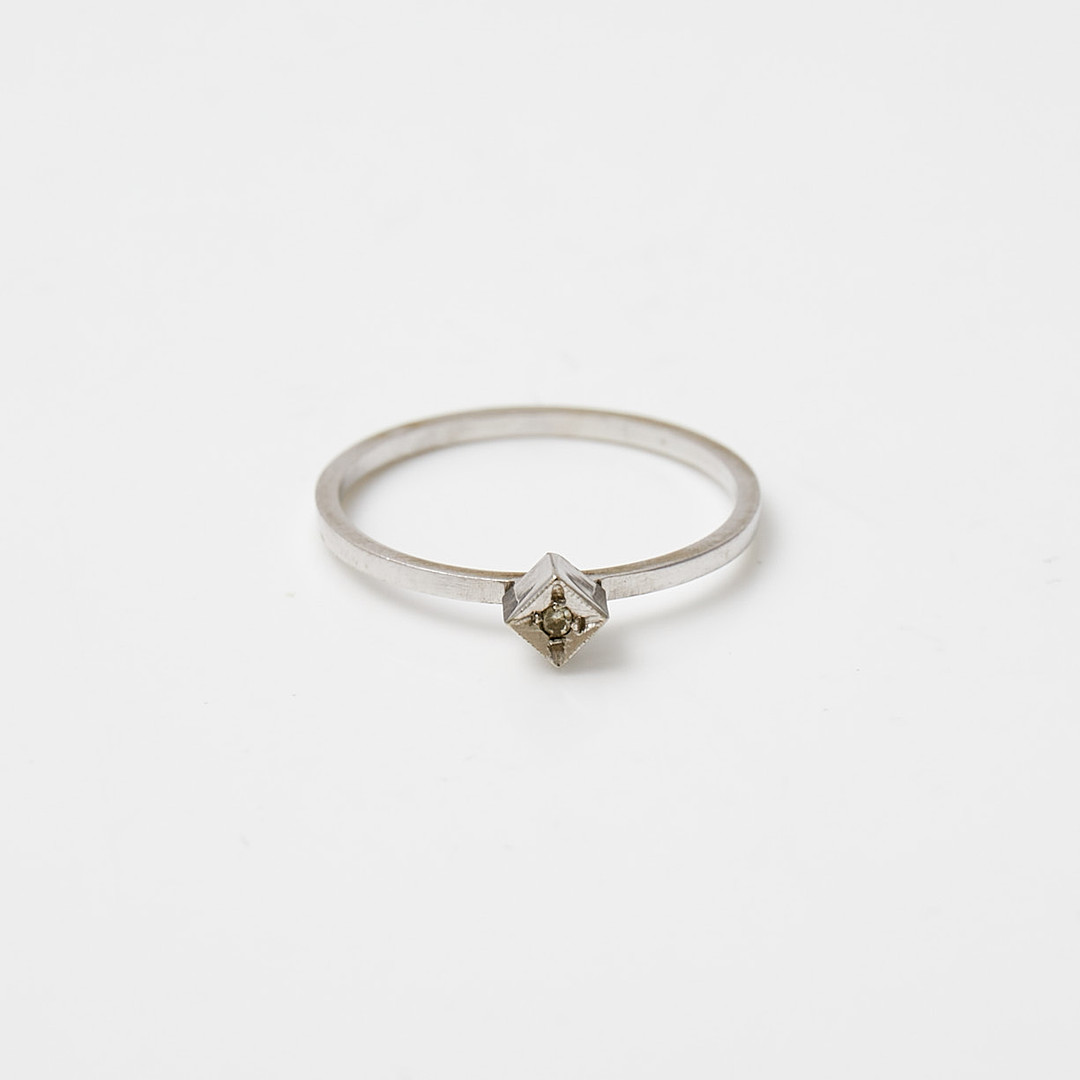 RING, 18 k vitguld med vit ädelsten.