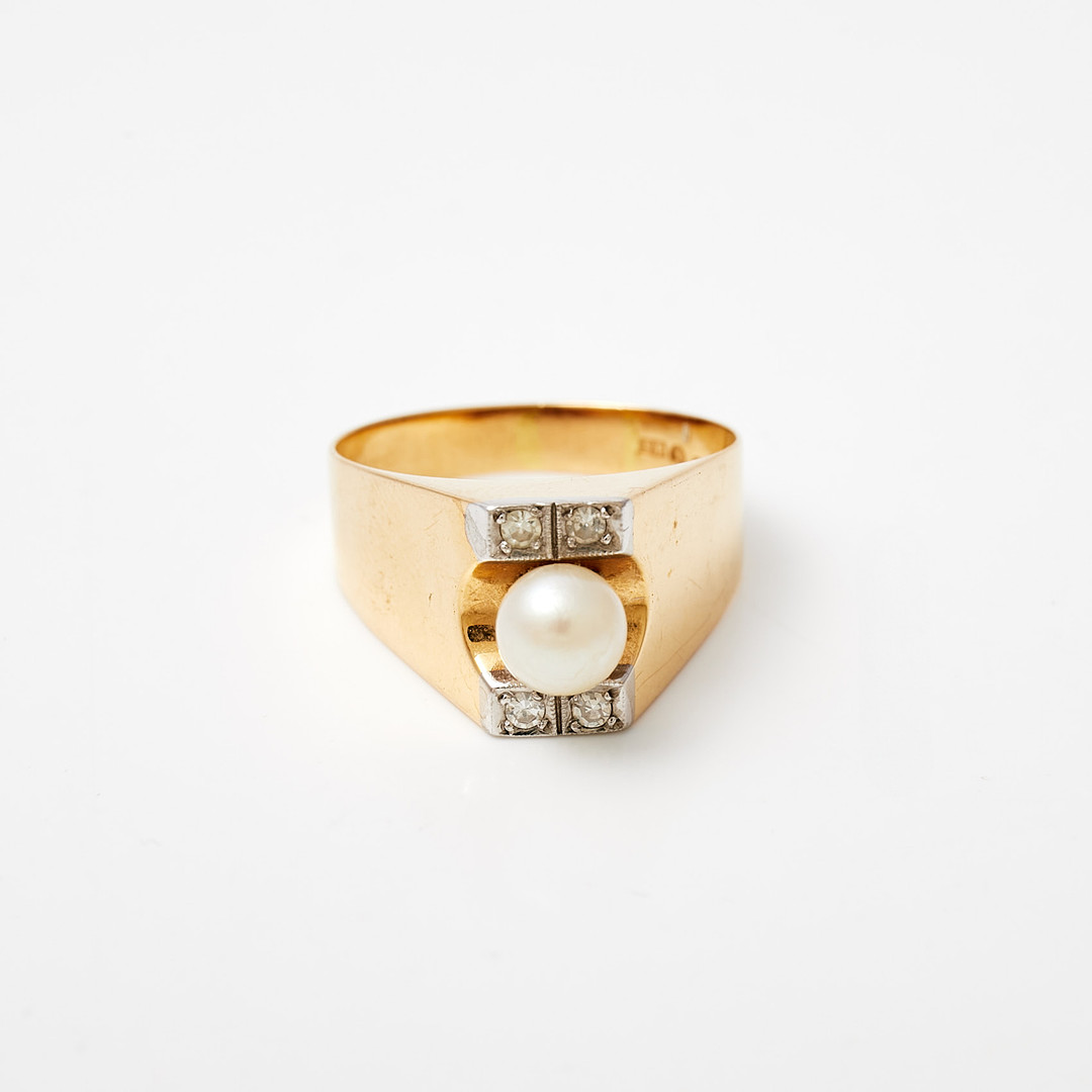 RING, 18 k guld, odlad pärla med 4 st diamanter, totalt ca 0,08 ct, Pinco Förening U P A, Stockholm, 1961.