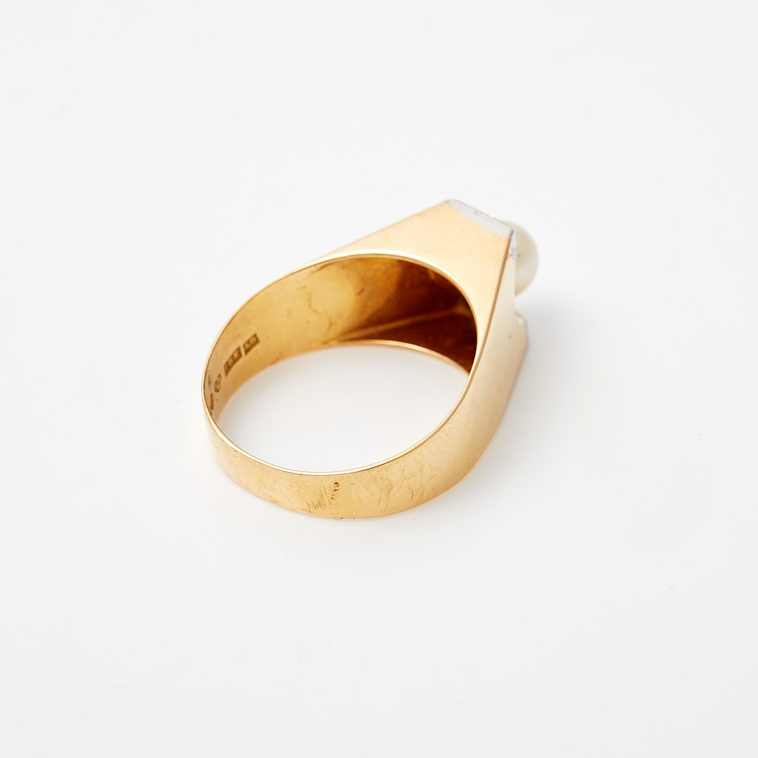 RING, 18 k guld, odlad pärla med 4 st diamanter, totalt ca 0,08 ct, Pinco Förening U P A, Stockholm, 1961.